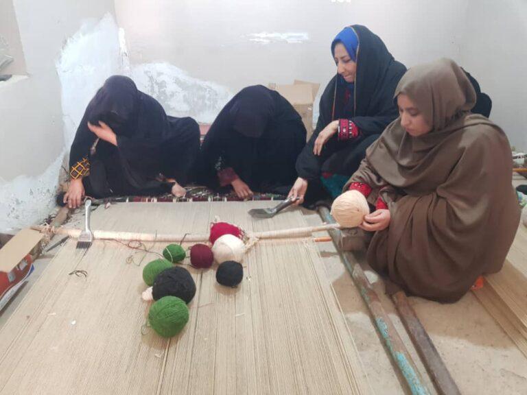 نخستين کارگاه قالين بافى از سوى يک زن در نيمروز افتتاح شد