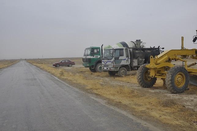 باشندگان ميمنه از عدم تکميل کار آب روهاى ٣٣ کيلومتر سرک شکايت دارند