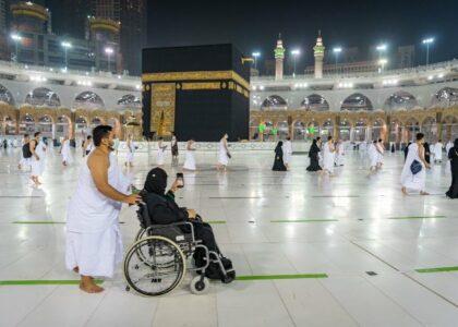 First pilgrims arrive at Grand Mosque after six-month curb