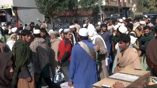 Pakistan visa applicants protest again, block road