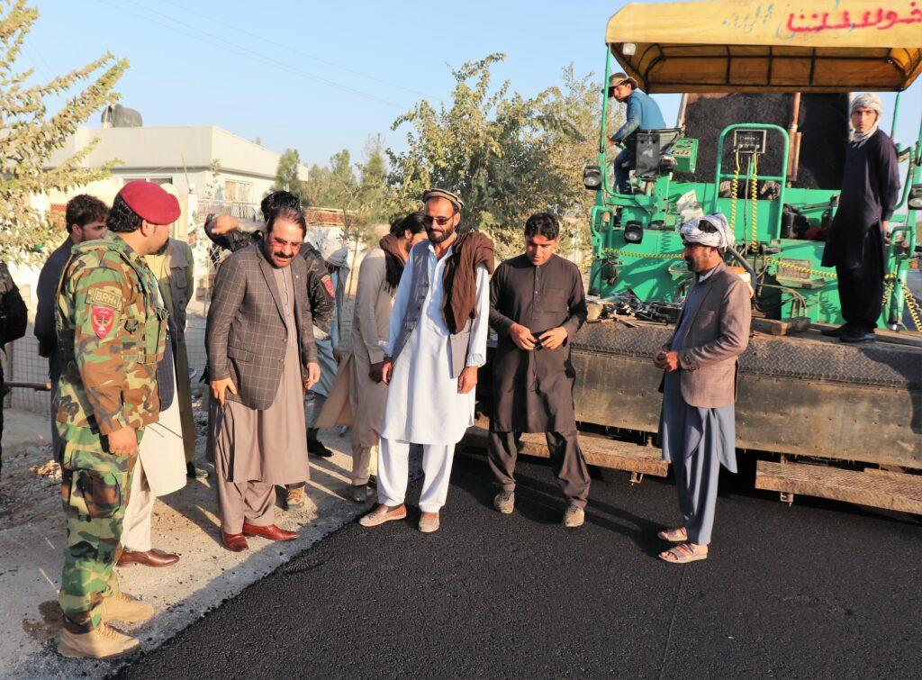کندوز کې د پنځه نيم کيلومتره سړک د قیر اچولو چارې پيل شوې