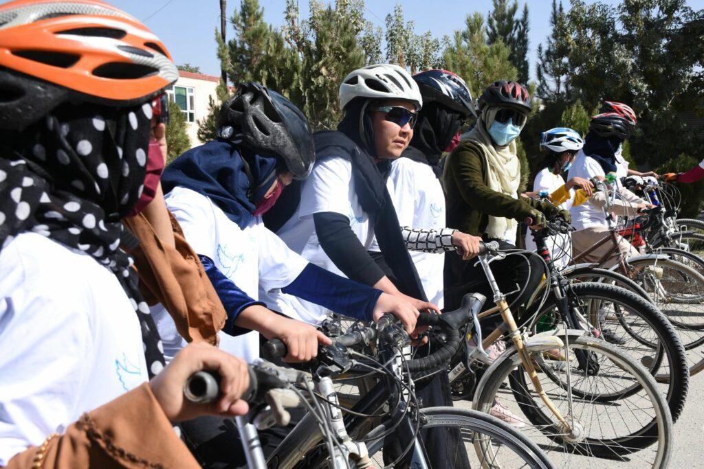 غزني کې د سولې په نوم د نجونو بایسکل ځغلونې سیالي ترسره شوه