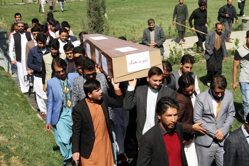 Kabul gathering buries symbolic war coffin