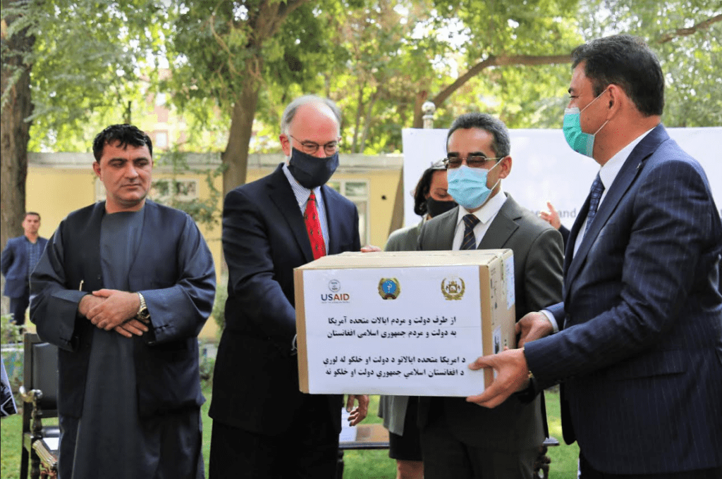امریکا ١٠٠ دستگاه ونتیلاتور به افغانستان مساعدت کرد