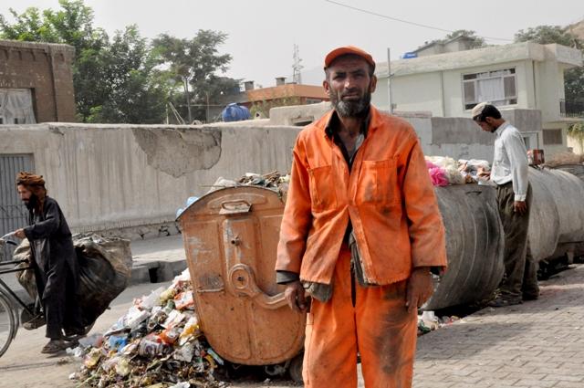 شهریان کابل از افزایش زباله ها و کمبود زباله دانی ها شکایت می کنند