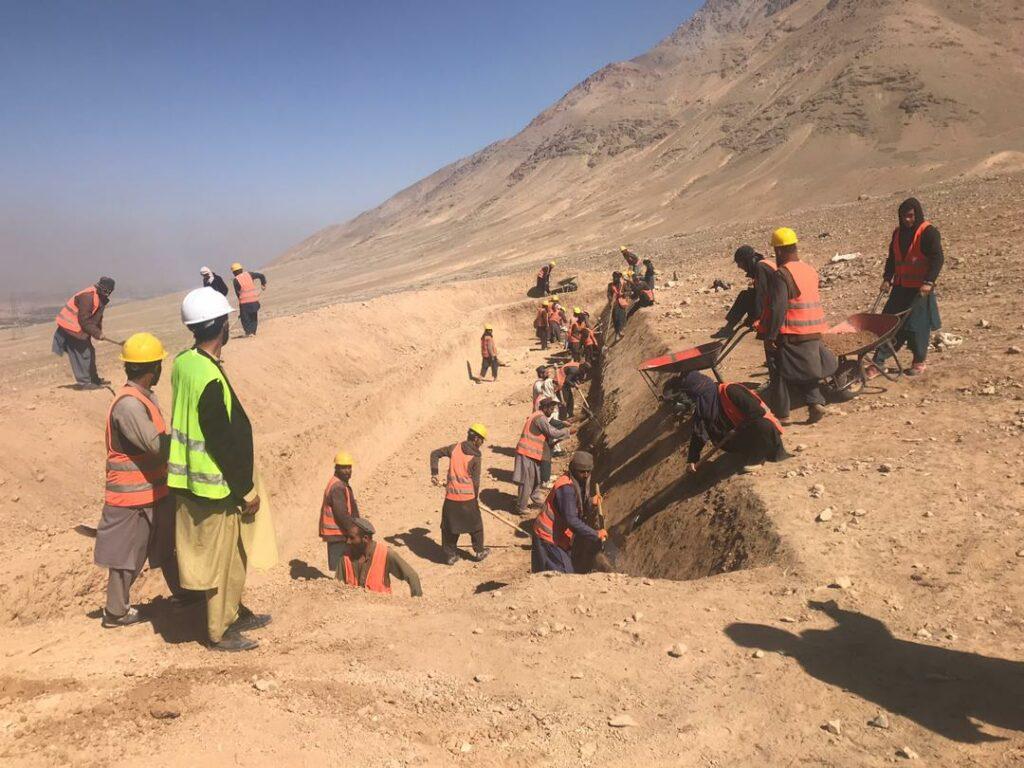 به هدف مدیریت آب‌های سطحی حدود دو میلیون خندق در اطراف کابل کنده شده است