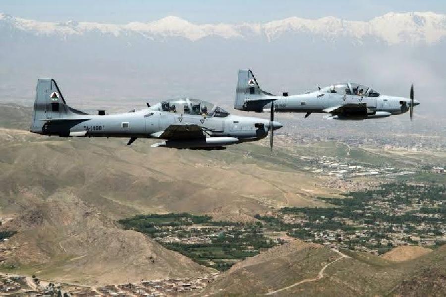 در حمله هوایی لشکرگاه ۸ مخالف مسلح کشته شده و سه تن زخم برداشته اند