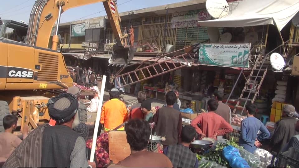 روند برداشتن موانع از پياده روها در شهر شبرغان آغاز شد