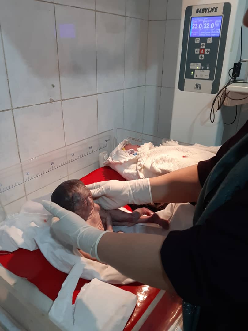 در نيمروز کودکى با چهارپا و چهاردست متولد گرديد