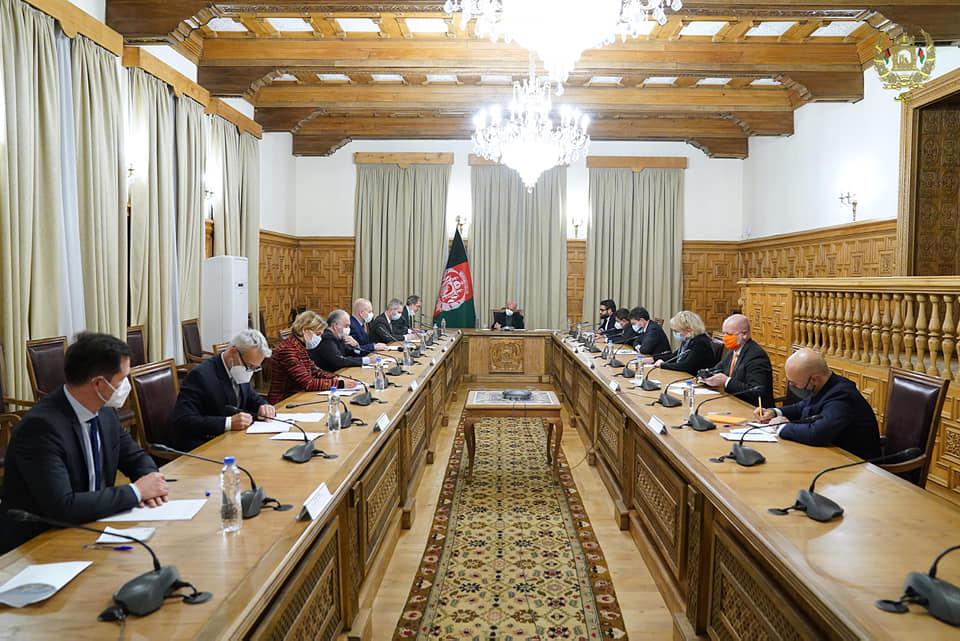 Ghani, foreign envoys discuss progress in talks