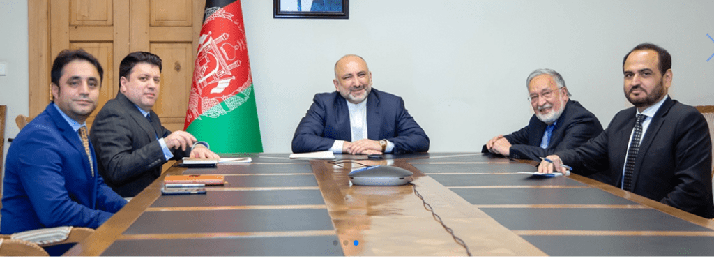 اتمر، بر همکاريهای افغانستان و بریتانیا در کامیابی پروسهٔ صلح تاکيد کرد