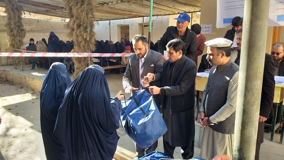 Hundreds of Baghlan displaced families receive cash assistance
