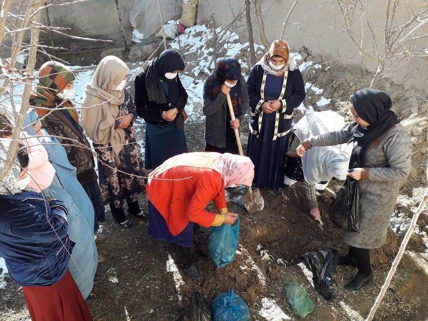 در هرات زنان محروم قریه ها برای خودکفایی اقتصادی شان تلاش مى کنند