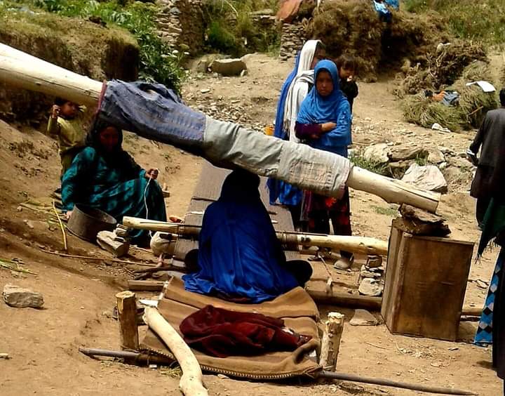 زنان قالين باف درغور از کاهش فروشات قالين نگران اند