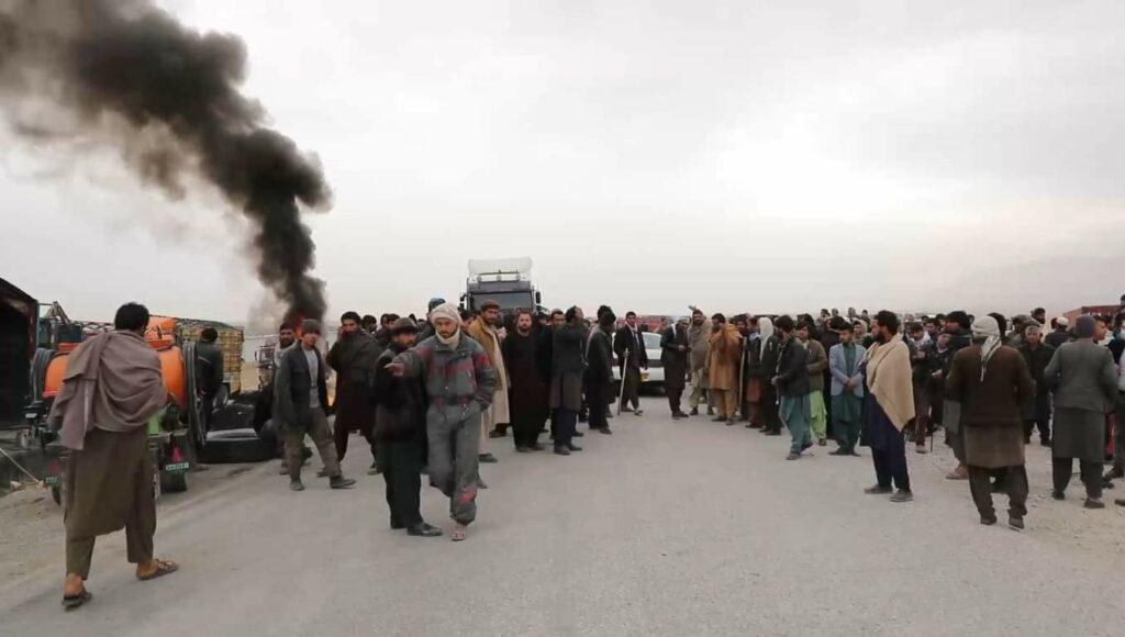 بلخ کې د لسګونو لارۍ موټرو چلوونکو د ناقانونه پیسو اخیستو غبرګون کې خپل موټر درولي