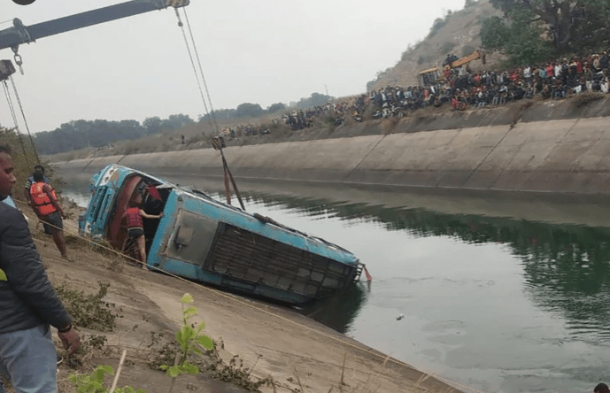۴۲ تن در اثر سقوط یک موتر مسافربری به یک کانال در هند کشته شده اند