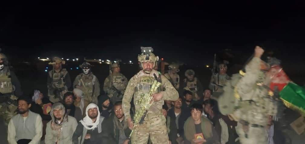 وزارت دفاع: نیروهاى کوماندو ٢٣ سرباز را از زندان طالبان در کندز آزاد کردند