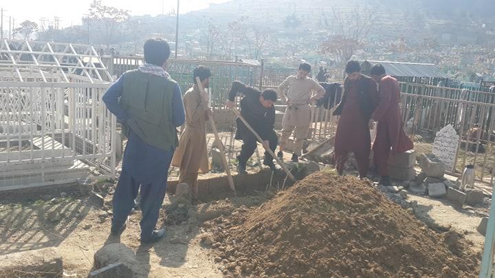 مردم به دنبال پخش یک شایعه، بقایای اجساد را از یک قبرستانی در کابل بیرون می کنند