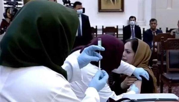افغانستان کې څه باندې سل زره کسانو ته د کرونا ضد واکسين تطبيق شوى