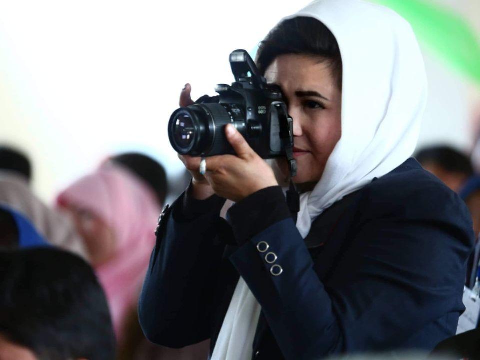 خبرنگاران زن در باميان خواستار يکسان سازى معاشات شان شدند