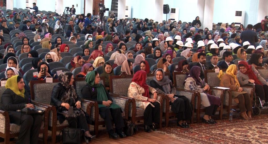 از روز همبستگی زنان زیر نام “زنان افغان؛ مدافع جمهوریت و حامیان صلح” در کابل تجلیل شد