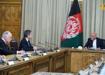 دامریکا د بهرنیو چارو وزیر ولسمشر سره پر سولې او امنیتي همکاریو پر دوام خبرې وکړې