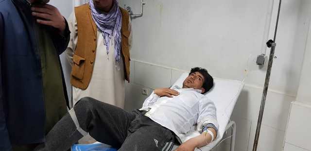 در حمله طالبان بر کاروان حامل والی غور شش تن زخمی شدند