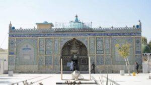 کندهار کې د خرقې شریفې انګړ کې هاوانونه لګېدلي