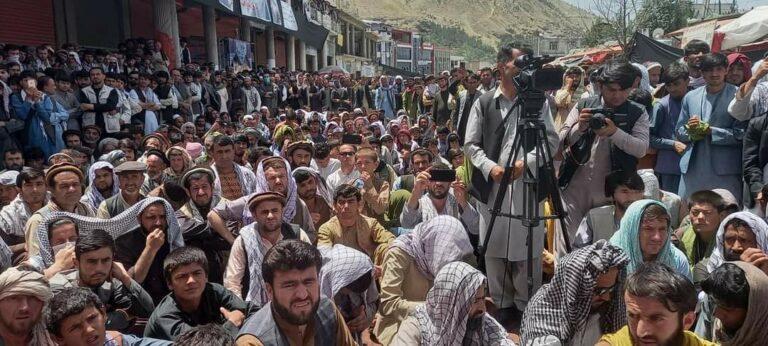 معترضین در بدخشان؛ در پنجمین روز تظاهرات شان، خواهان برکناری والی این ولایت شدند