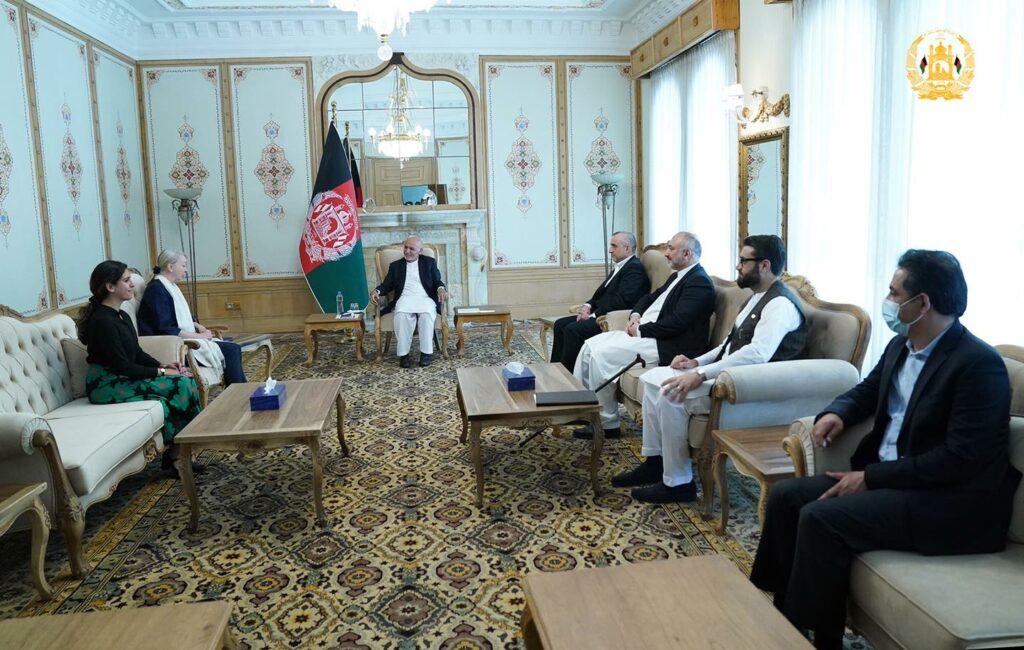 سفیر بریتانیا: از افغانستان مستقل، متحد، بیطرف، دموکراتیک و صلح آمیز حمایت می کنیم