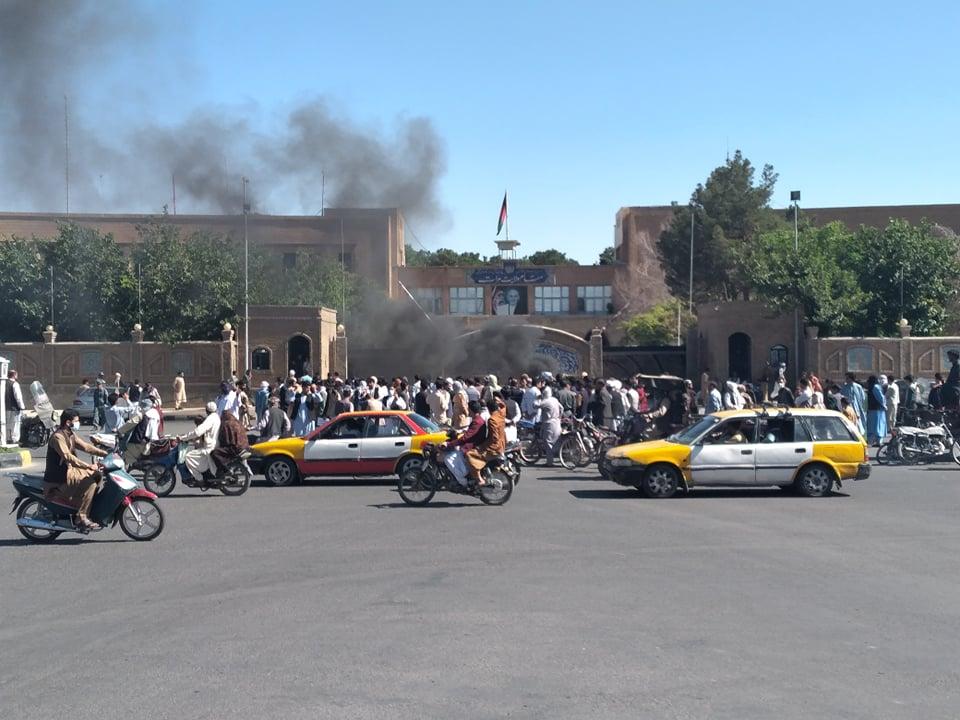 اعتراض نزدیکان مجروحین نیروهای امنیتی در اوبۀ هرات وارد سومین روز شد