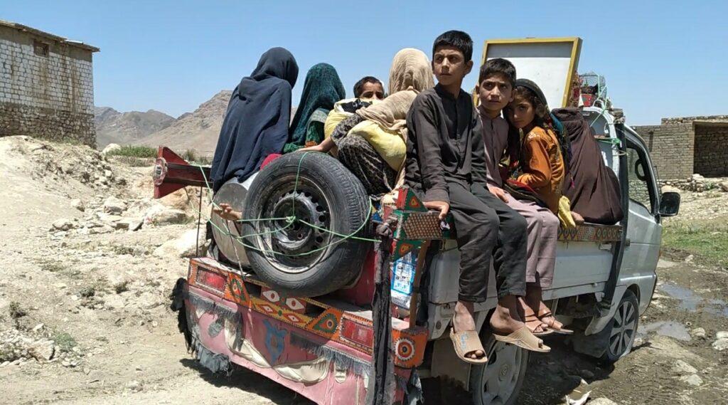 په اچين او سپين غر کې د جګړو له امله بې ځايه شوې کورنۍ د مرستو غوښتنه کوي