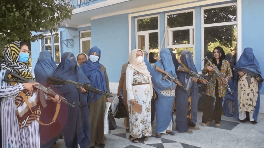 ده­ها زن جوزجانی برای دفاع از کشور مسلح شدند