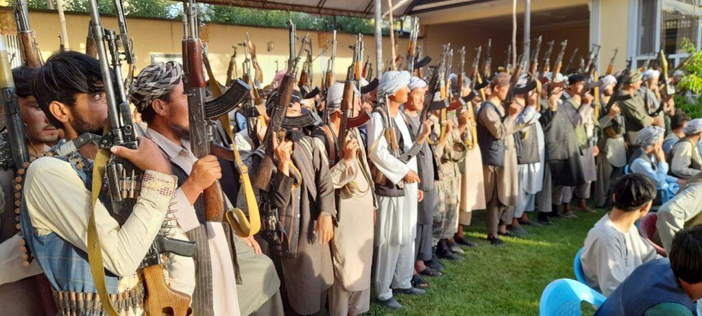 شماری از مردم در سمنگان بر ضد طالبان سلاح برداشتند