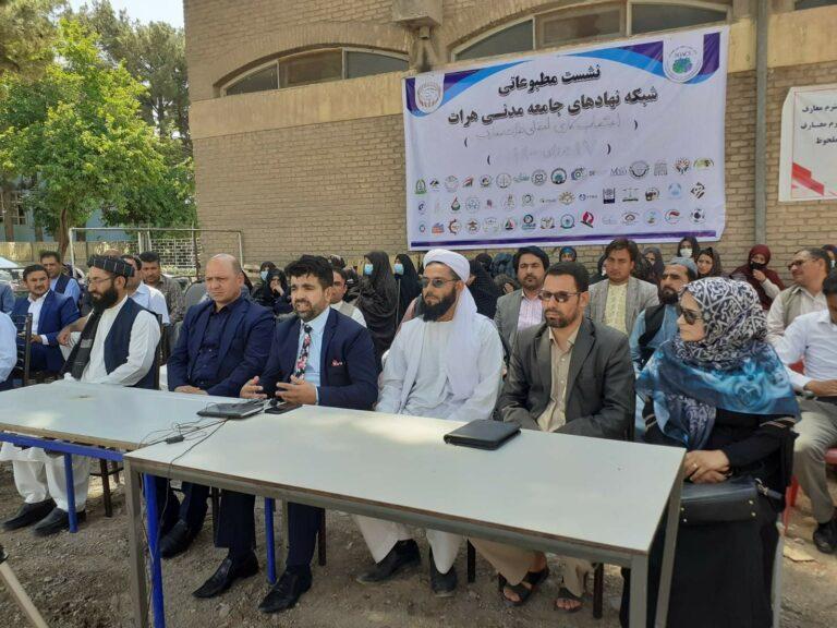 معلمین معترض: از شش ماه به اینسو معاش حق الزحمه‌یی دریافت نکرديم