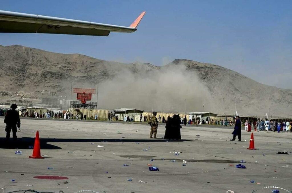 بر اثر انفجارها در نزدیکی میدان هوایی کابل ۷۲ تن کشته و حدود ۱۵۰ تن زخمی شده اند