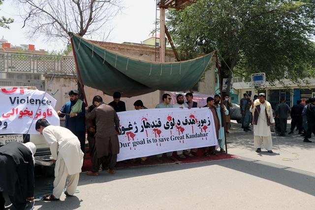 باشندگان لوی کندهار با بر افراشتن خیمۀ تحصن در کابل، خواهان ختم جنگ شدند