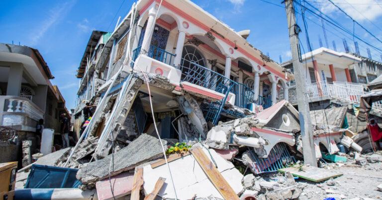 More than 300 killed as quake rattles Haiti