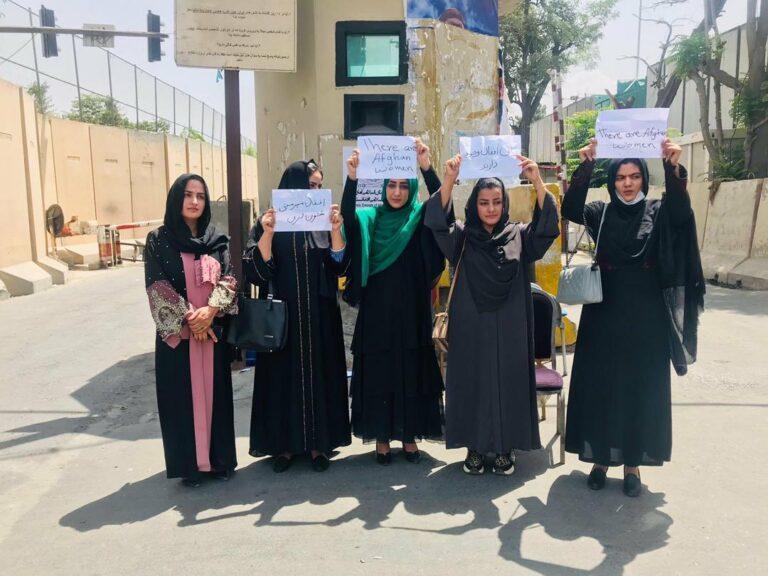 یو شمېر ښځو په کابل کې د خپلو حقونو د تامین غوښتنه وکړه