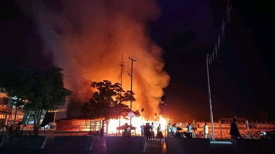 کمپ های “بخدی پارک” شهر شبرغان به آتش کشیده شد