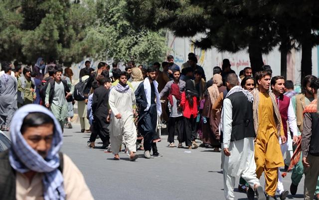 فیرهای هوایی برای پراکنده کردن مردم در میدان هوایی کابل، کشته و زخمی برجا گذاشت