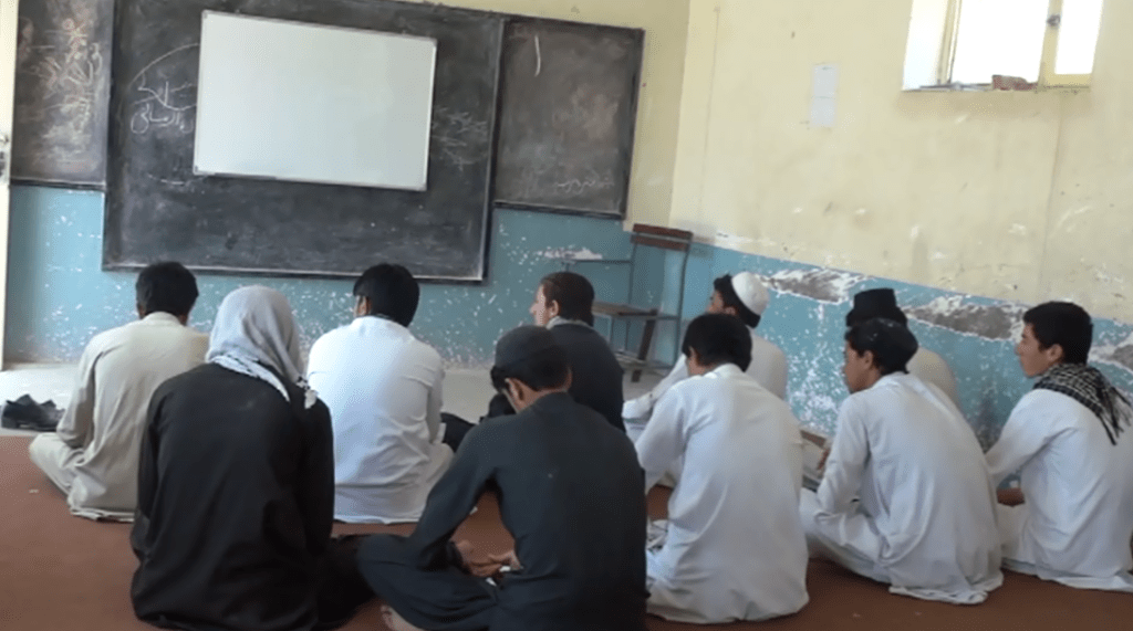 طالبان مسلح در مناطق زیر کنترول خود تدریس برخی مضامین را ممنوع کرده اند