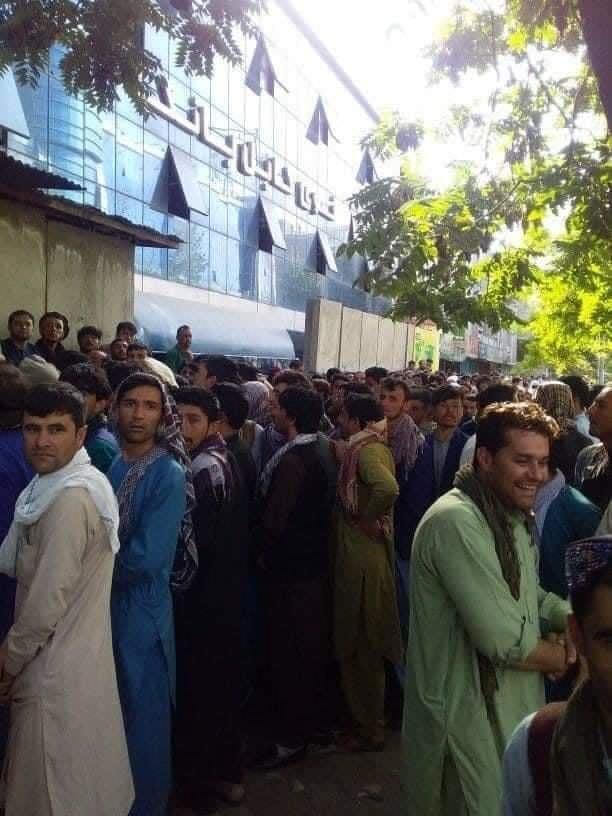 باشنده های شهر فیض آباد از ازدحام در بانک ها شکایت دارند