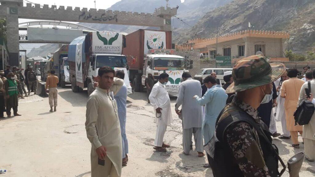 Pakistan delivers 13 trucks with edibles to Afghanistan