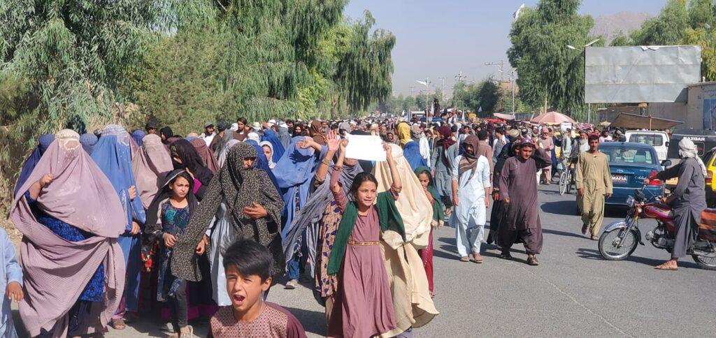 صدها باشندۀ محل قول اردوی سابق در شهر کندهار دست به تظاهرات زدند