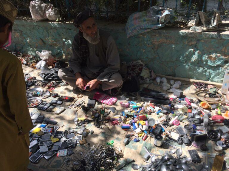 برخی باشندگان کندز: به علت فقر و بیچارگی مجبوریم که وسایل خانۀ خود را بفروشیم