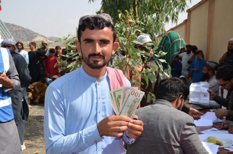 Uruzgan IDPs receive cash assistance