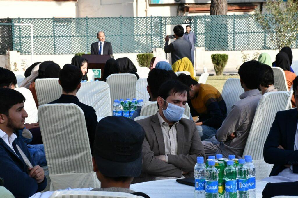 په کابل کې د پاکستان سفارت د لسګونو افغانانو لپاره د انګلیسي ژبې او کمپیوټر درسونه پيل کړل