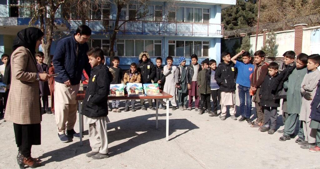 کابل کې لسګونو ماشومانو کیسه ییز کتابونه ووېشل شول