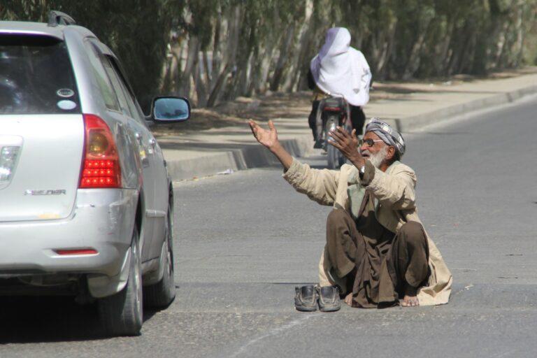 د کندهار ښار له واټونو سوالګر ټولېږي او مرستې ورسره کېږي